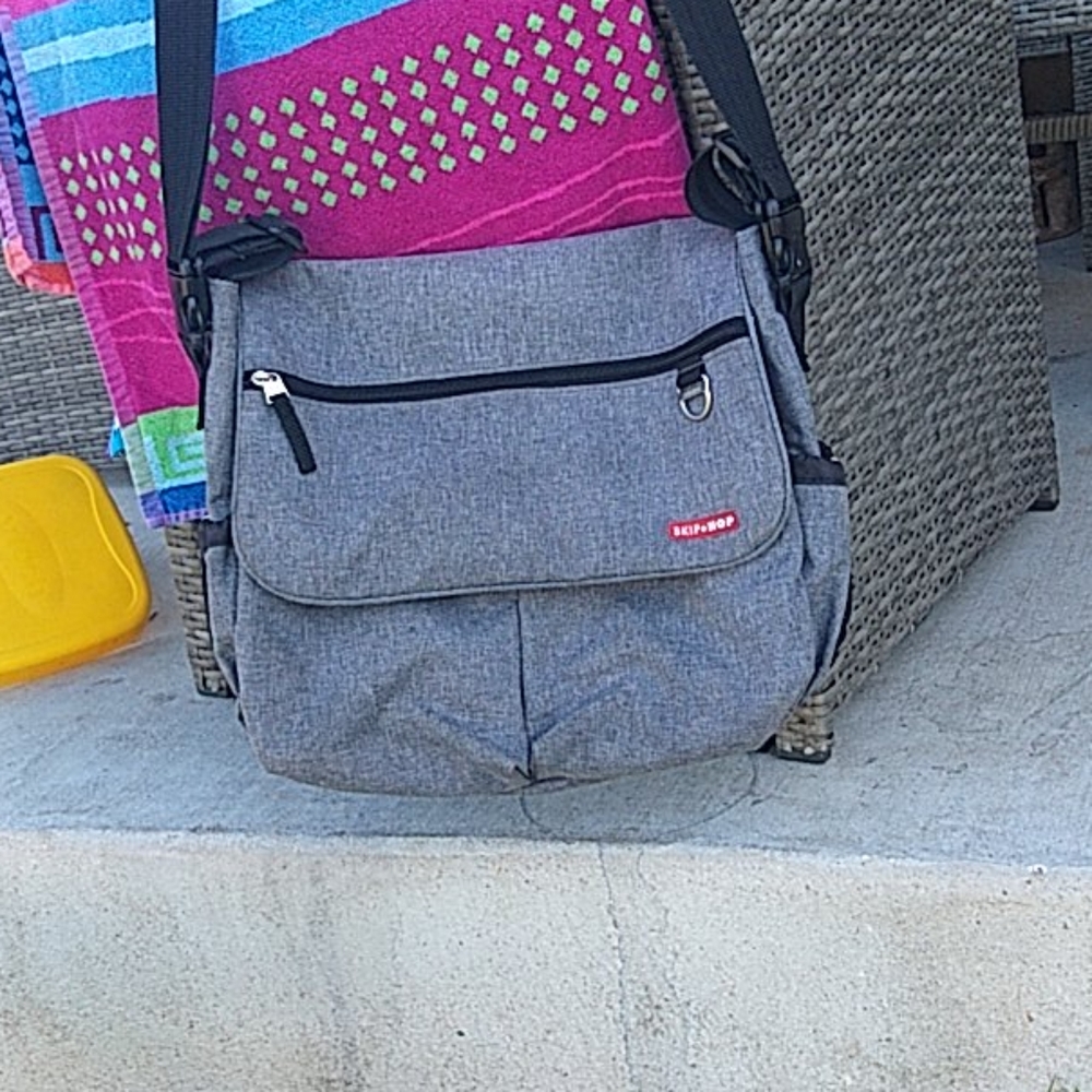 SKIP HOP GRAY MESSENGER DIAPER BAG EXCELLENT COND